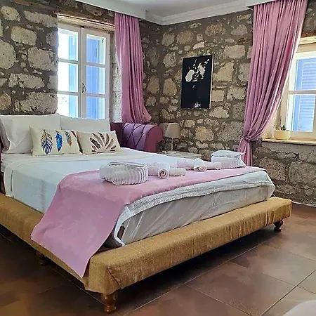Leyla Alacati